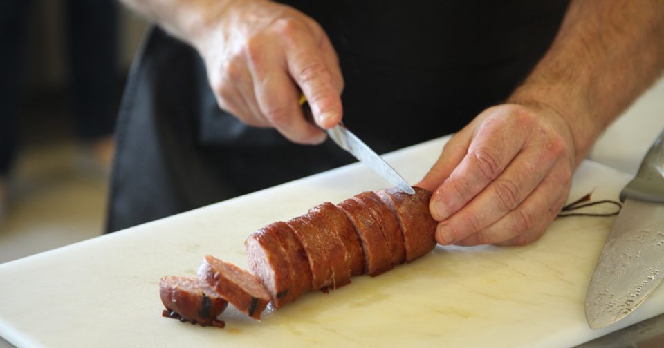 Première session de dégustation pour désigner la meilleure saucisse de