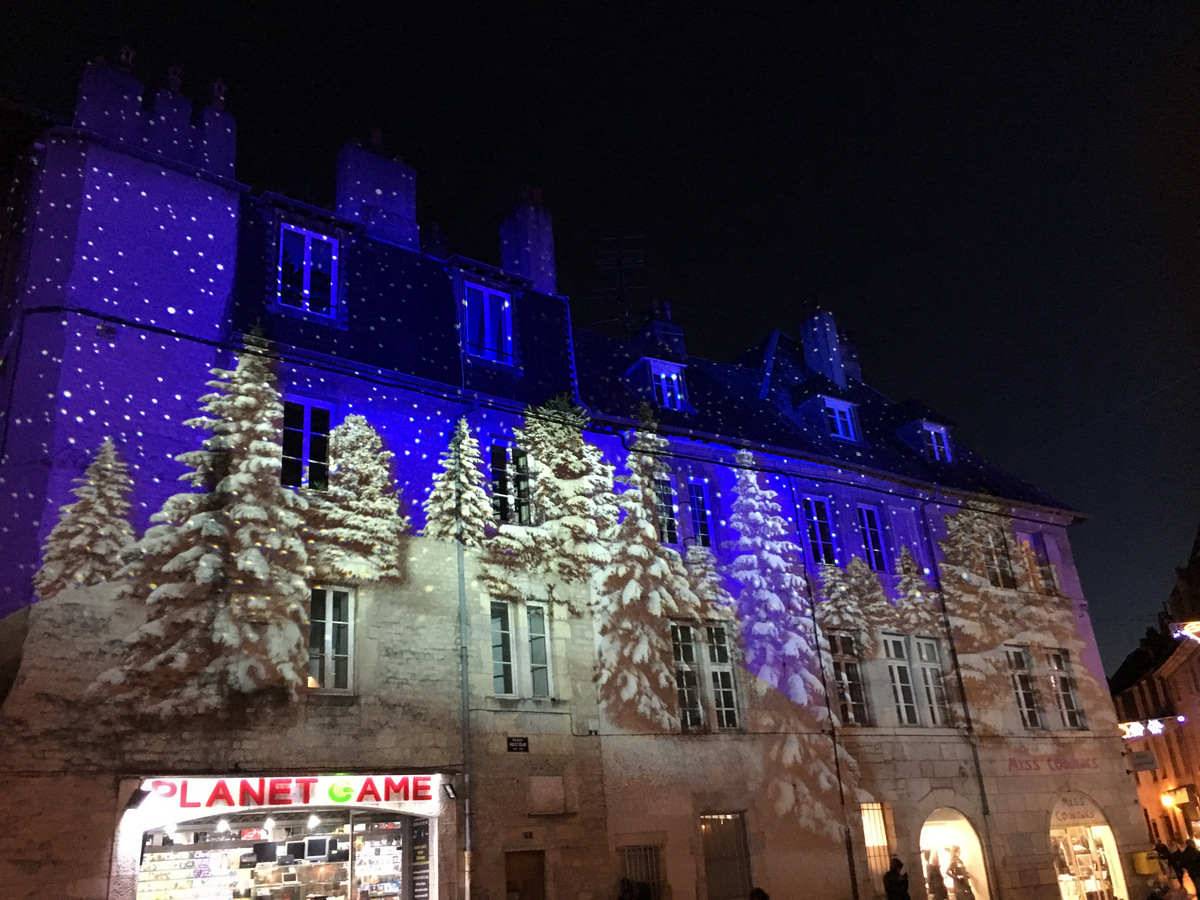 Déambulations de Noël à Besançon : un écrin de lumières au centre-ville 