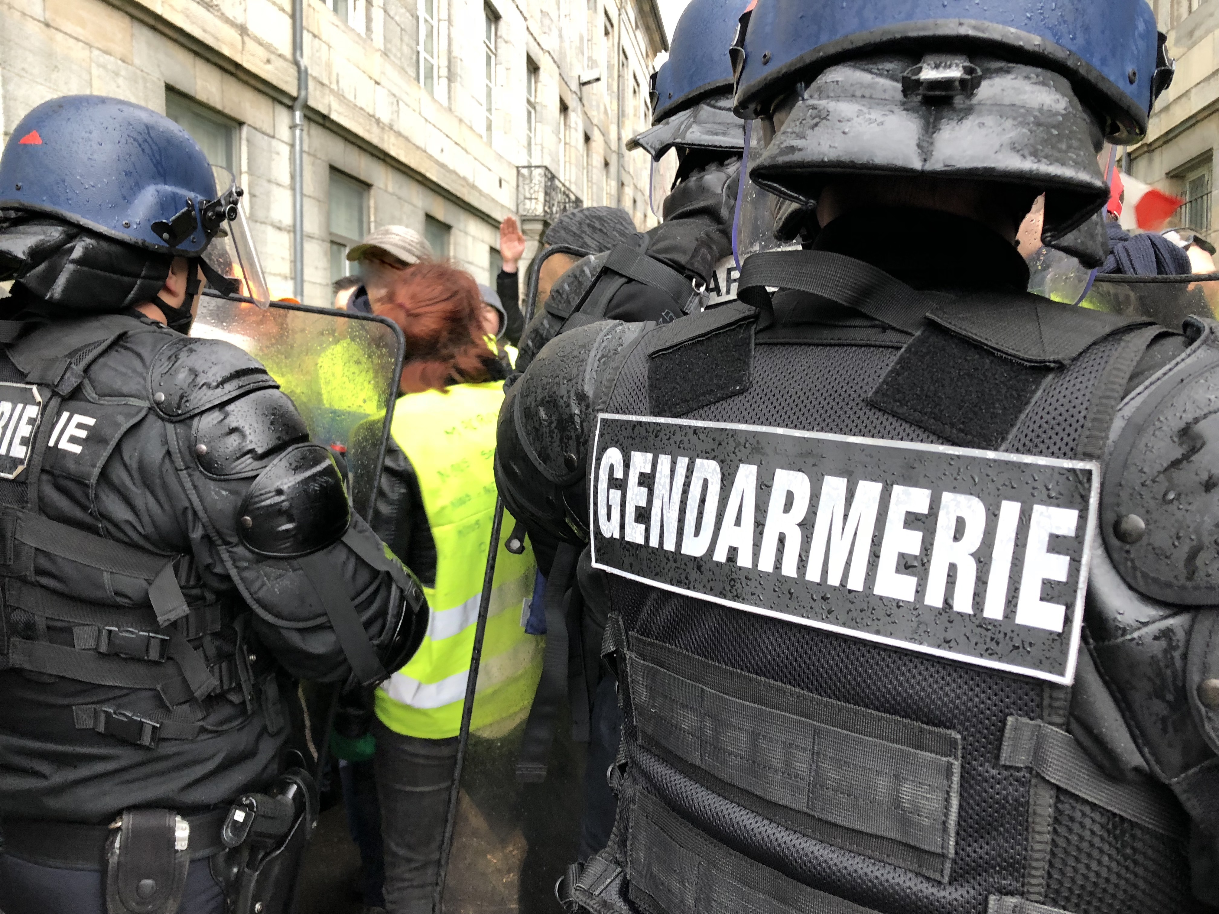 Gilets Jaunes Blessé Au Visage Un Adolescent Met En