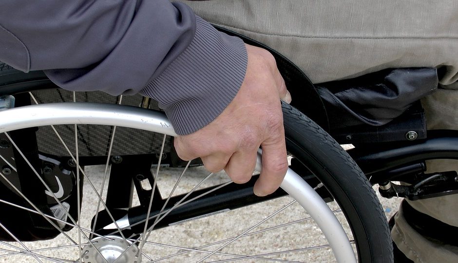 fauteuil roulant ©https://pixabay.com/fr/photos/fauteuil-roulant-handicapés-1230101/ ©