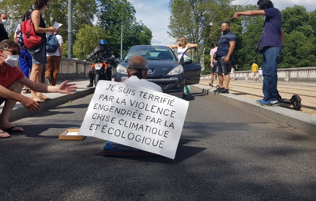 Seul Un Militant Pour Le Climat Bloque La Circulation Au Centre Ville De Besançon • 