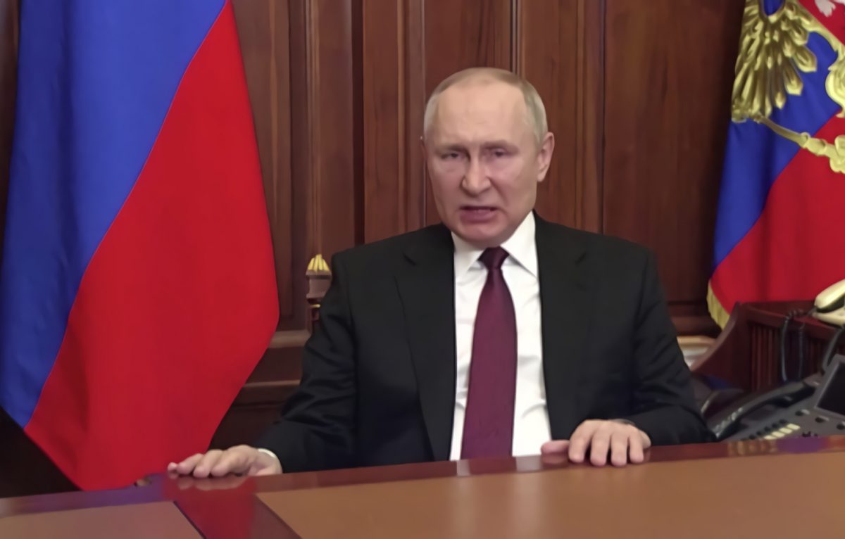 Dans une allocution télévisée, Le président russe Vladimir Poutine a annoncé jeudi une opération militaire en Ukraine tout en avertissant les autres pays que toute tentative d’ingérence dans l’action russe entraînerait 