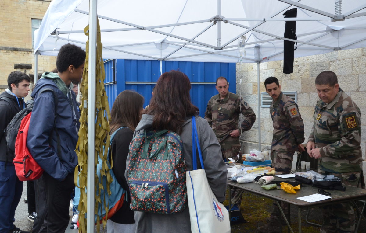 Présentation de la trousse de secours des militaires par le centre médical des armées © Zoé Coutelle
