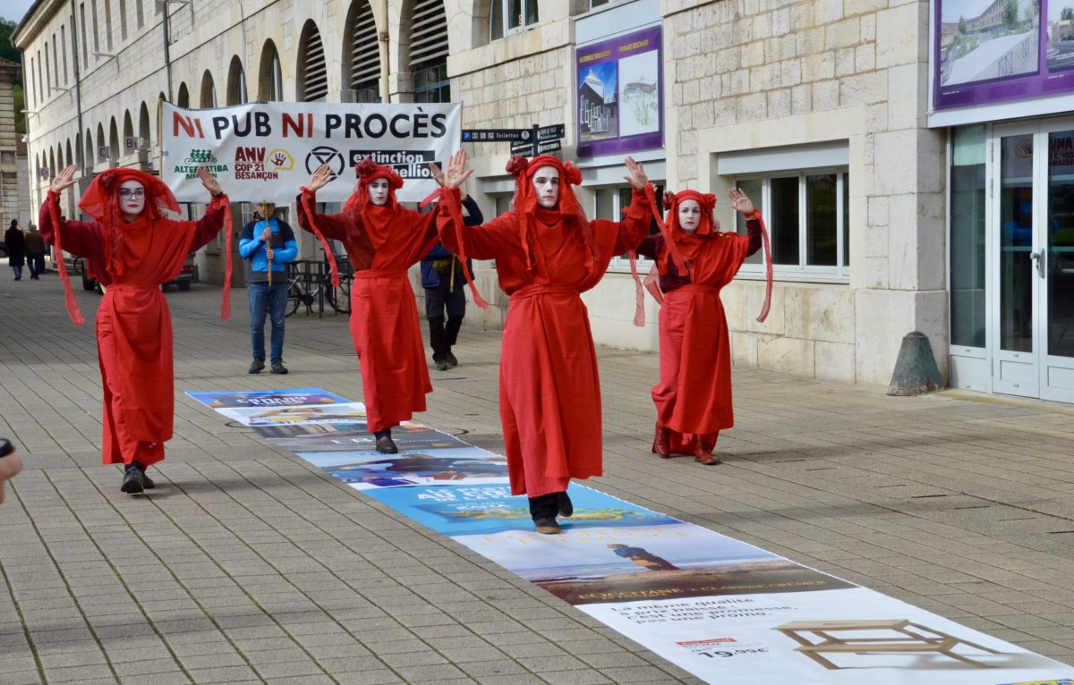 Les Red Rebels ont précédé le cortège silencieux jusqu'au tribunal.  © Zoé C.