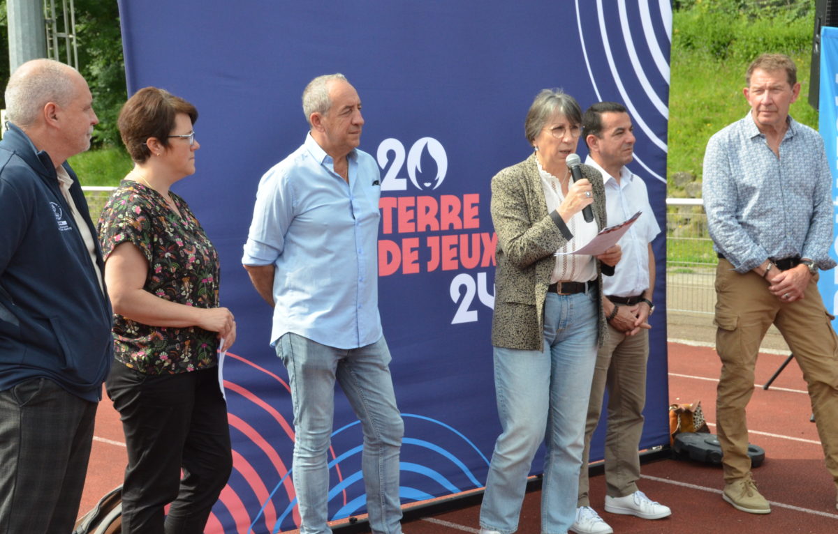 Anne Vignot a présenté le programme de cette journée entourée d'élus et de partenaires © Zoé Coutelle