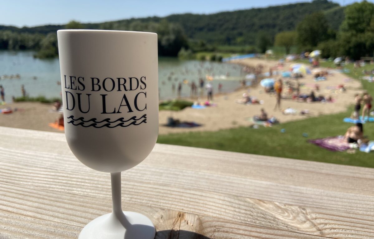 Le restaurant Les bords du lac à Osselle avec vue sur la plage... © Alexane Alfaro