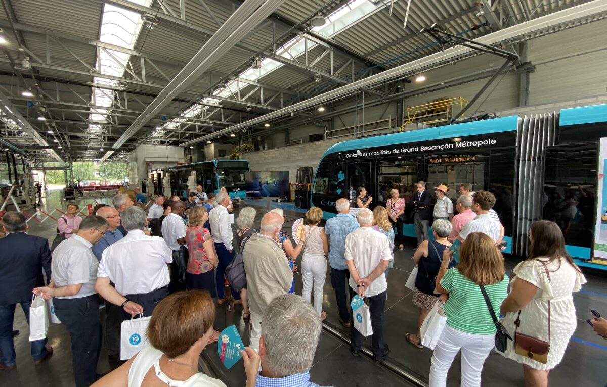 Discours de la maire de Besançon au centre de maintenance du Tram. © Alexane Alfaro