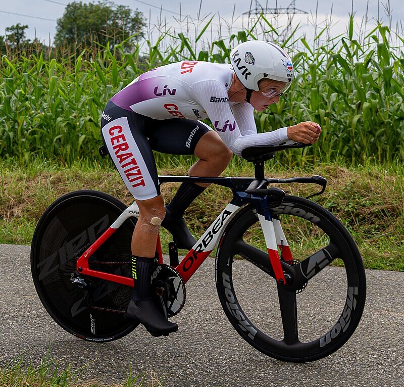 Cédrine Kerbaol sur son vélo de championne de France du contre-la-montre sur le Tour de France Femmes 2023. © Shougissime 