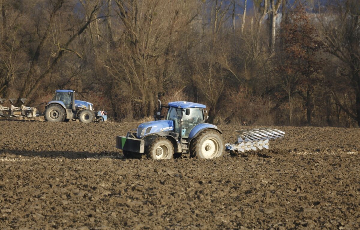 Des tracteurs en train de labourer un champ. © schauhi/Pixabay