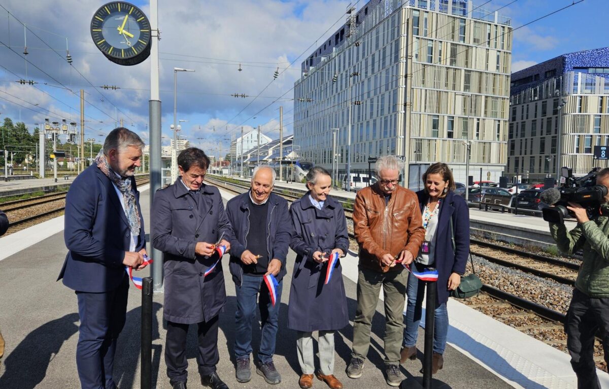 De gauche à droite : Thomas Helbert, directeur Agence Projets Bourgogne-Franche-Comté, SNCF Réseau, Jacques Grosperrin, sénateur et conseiller régional, Jean-Hugues Roux, conseiller municipal, délégué à l’isolement, l’autonomie, le handicap et l’accessibilité, à la mairie de Besançon, Saadia Tamelikecht directrice de cabinet du préfet Rémi Bastille, préfet du Doubs, Michel Neugnot, 1er vice-président de la Région Bourgogne-Franche-Comté et Sophie Ducordeaux, directrice Développement Bourgogne-Franche-Comté, SNCF Gares & Connexions. © SNCF GARES & CONNEXIONS