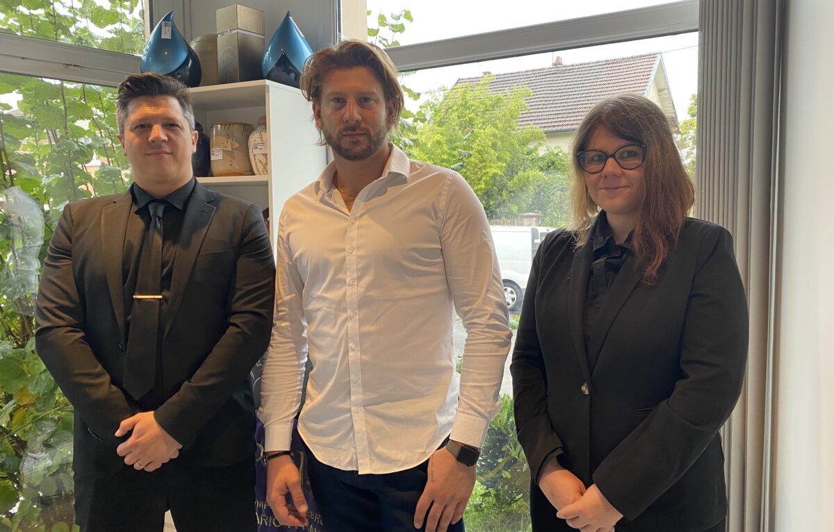 De gauche à droite : Quentin Quinnez, conseiller funéraire, Benjamin Franzi, marbrier funéraire et Elodie, stagiaire à l'agence Marion Franzi © Hélène Loget