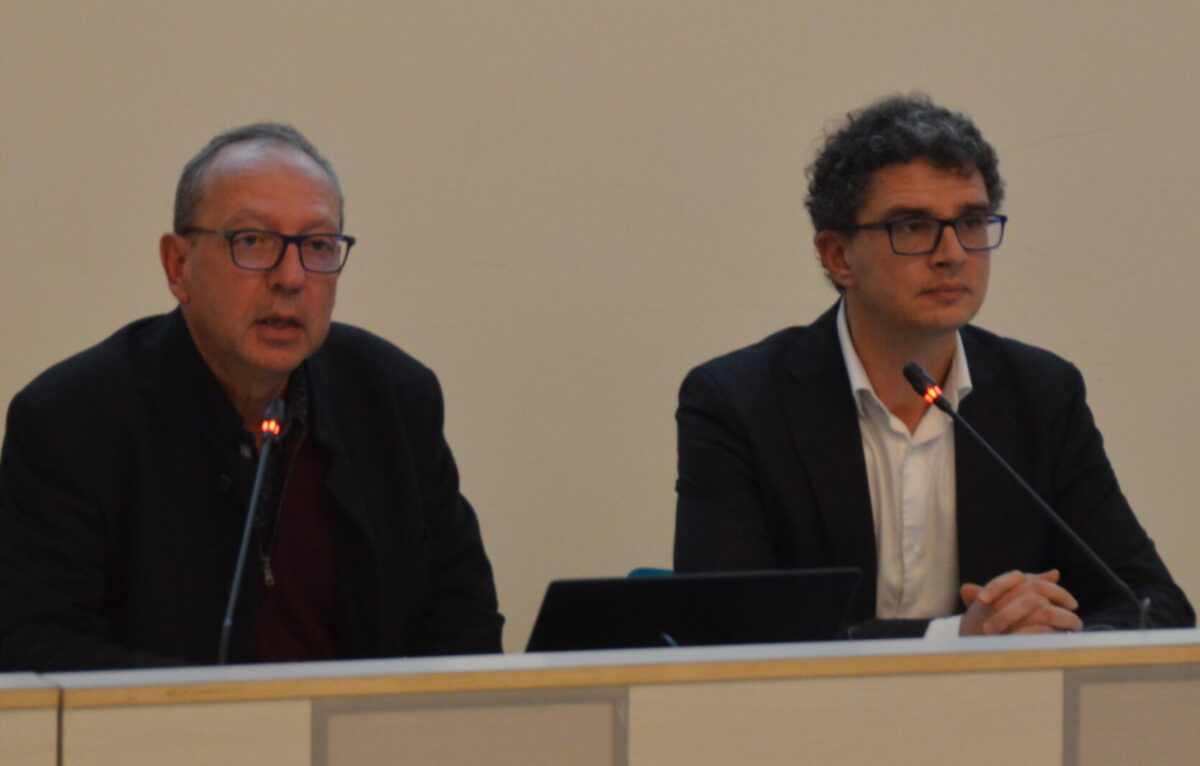 Philippe Barral, professeur des universités et directeur de la MSHE de Besançon de 2015 à 2022, et Thomas Chareton, conservateur en chef du patrimoine et chef du service inventaire et patrimoine à la Région Bourgogne Franche-Comté. © Alexane Alfaro