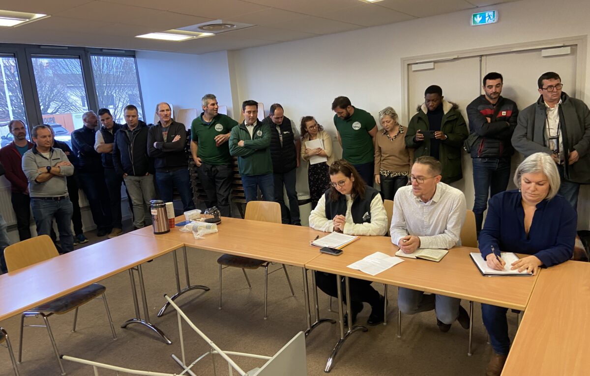 Debout les bras croisés en veste verte : Christophe Chambon.
À la table de gauche à droite : Mélanie Gruet, présidente des Jeunes agriculteurs, Florent Dornier, président de la FDSEA du Doubs, et Emeline Balandret, secrétaire générale de la FDSEA du Doubs. © Alexane Alfaro