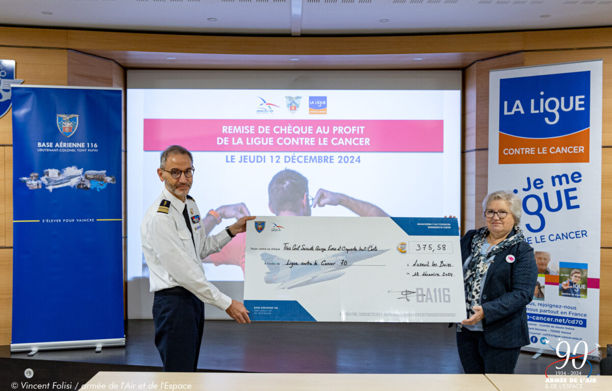 Le jeudi 12 décembre 2024, la base aérienne 116 de Luxeuil-les-bains avec la présence du commandant de la base, le Colonel ROUX remet un cheque à la ligue contre le cancer. © BA 116