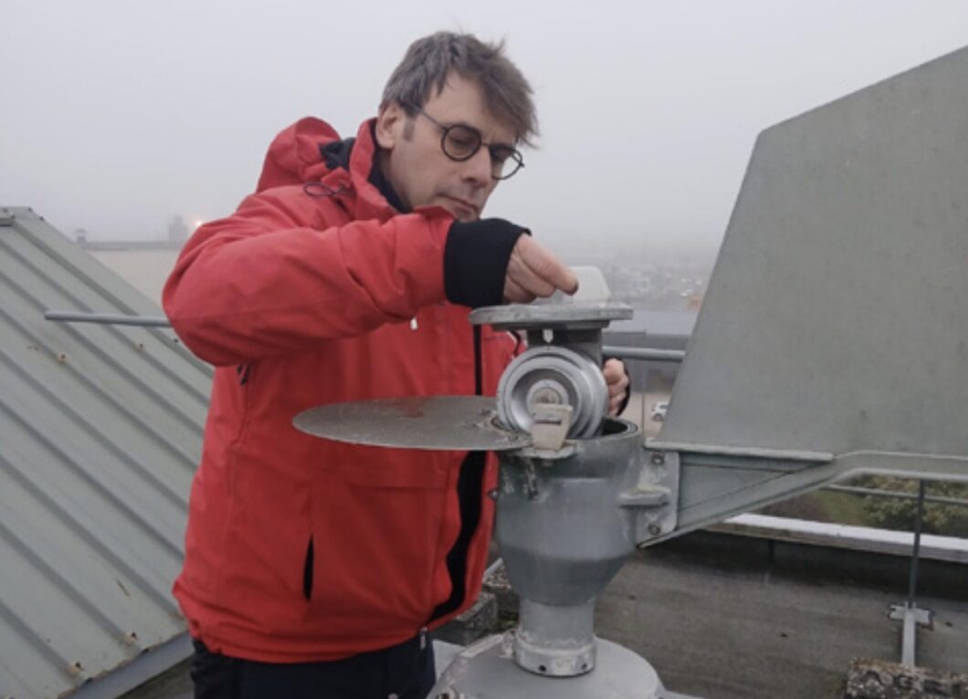 Mise en place du prélèvement de pollens dans le capteur de Chalon-sur-
Saône ce lundi 20 janvier par un technicien Atmo BFC © ATMO Bourgogne Franche-Comté 