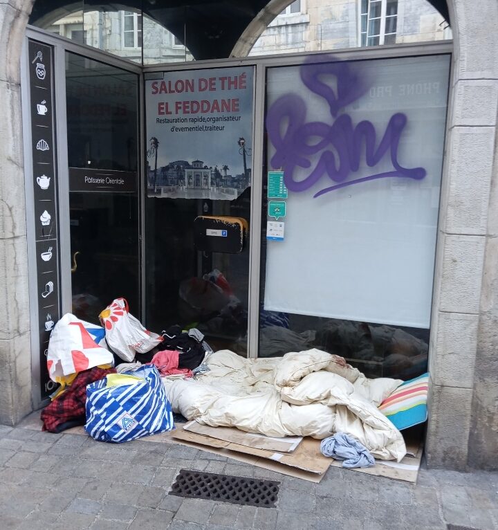 Les affaires d'une personne sans domicile fixe devant un magasin fermé de la rue Battant. © Sylvain