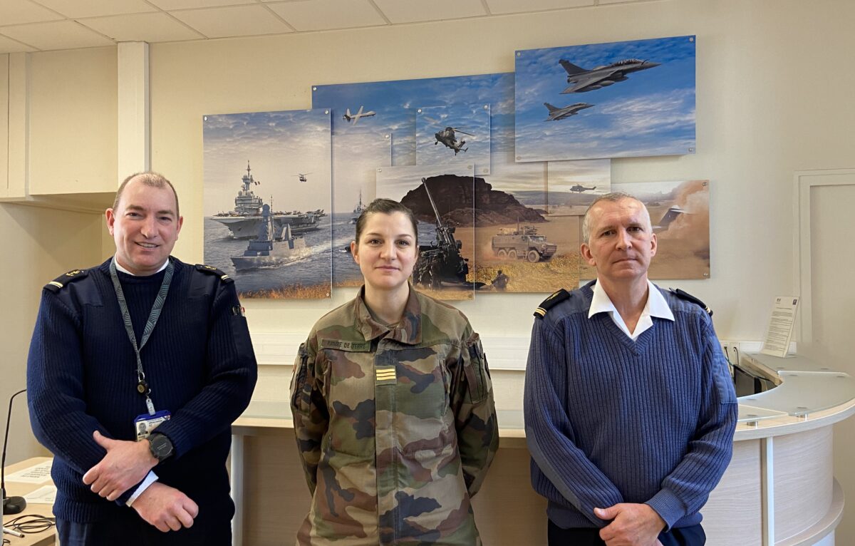 Premier maître Joël Echenoz, chef du bureau de recrutement de la Marine, capitaine Alice Chagneau, cheffe du Cirfa régional armée de Terre, Major Sébastien Obser, chef du bureau Air au Cirfa de Besançon. © Élodie R.