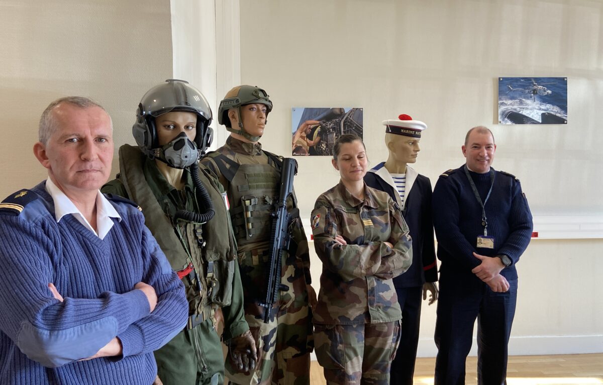 Major Sébastien Obser, chef du bureau Air, capitaine Alice Chagneau, cheffe du Cirfa régional armée de Terre, premier maître Joël Echenoz, chef du bureau de recrutement de la Marine au Cirfa de Besançon. © Élodie R.