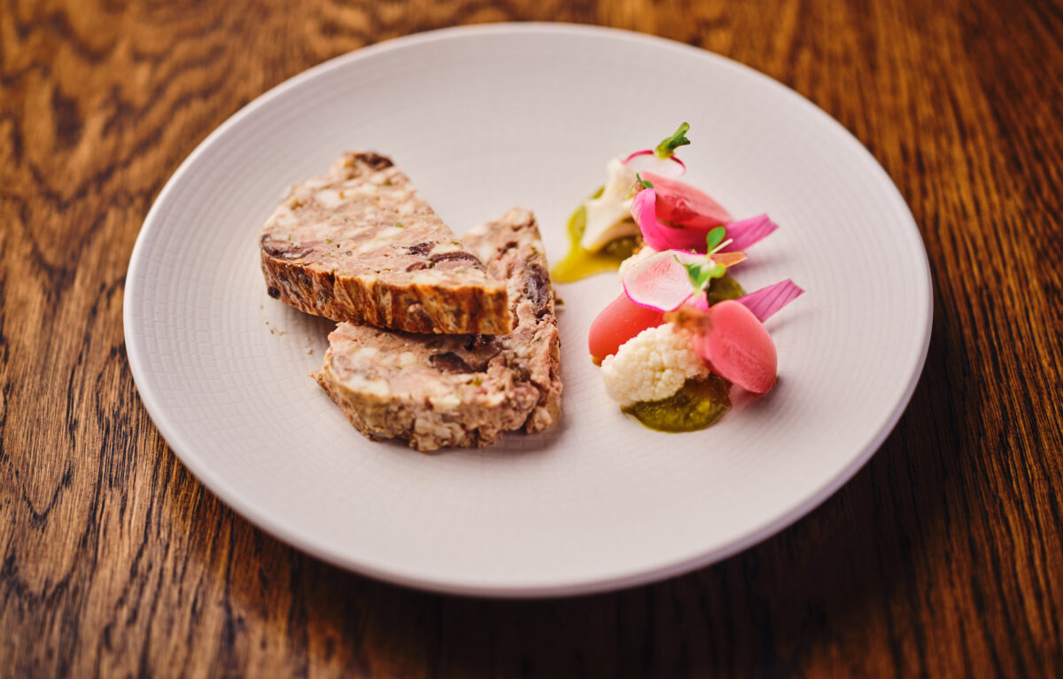 Terrine de campagne au gibier de Léo Pujol, chef de Loiseau du temps à Besançon. © Jonathan Thévenet