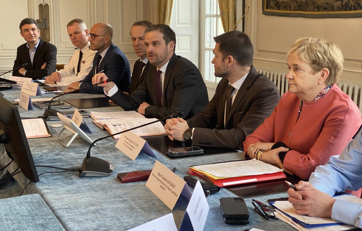 Christophe Le Guéhennec, représentant de la Caf du Doubs, Laurent Perraut, directeur interdépartemental de la police nationale (DIPN) du Doubs, Ludovic Fagaut, vice-président du Département du Doubs, Étienne Manteaux, procureur de la République de Besançon, Rémi Bastille, préfet du Doubs, Paul-Édouard Lallois, procureur de la République de Montbéliard, Chantal Goubert, directrice départementale des finances publiques du Doubs. © Alexane Alfaro