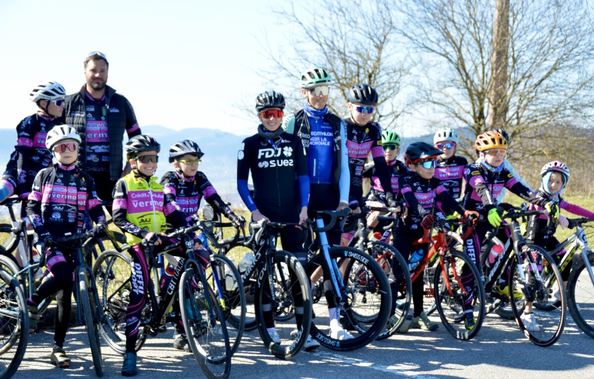 Juliette Labous et Clément Berthet en compagnie des enfants licenciés du vélo club Morteau Montbenoit.  © Élodie R.