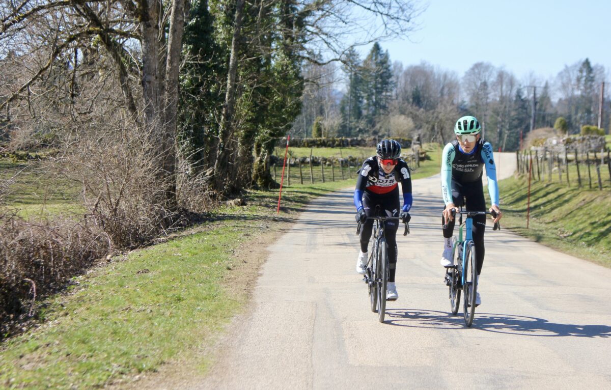 Clément Berthet (Decathlon AG2R La Mondiale) et Juliette Labous (FDJ Suez) ont reconnu une partie stratégique du final du Tour du Doubs 2025 aux côtés des jeunes du Vélo Club Morteau Montbenoit.  © Agence YPMédias