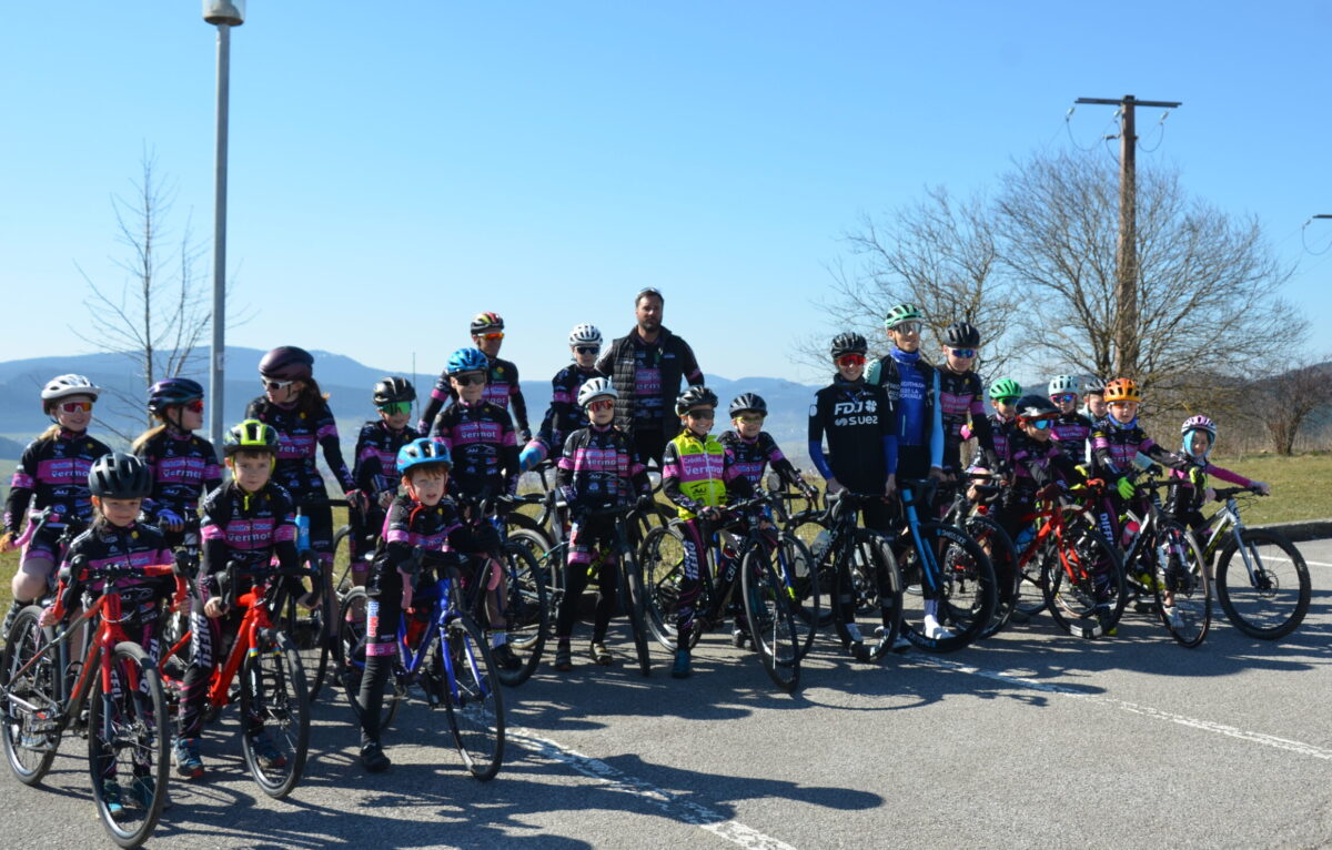 Juliette Labous et Clément Berthet en compagnie des enfants licenciés du vélo club Morteau Montbenoit.  © Élodie R.