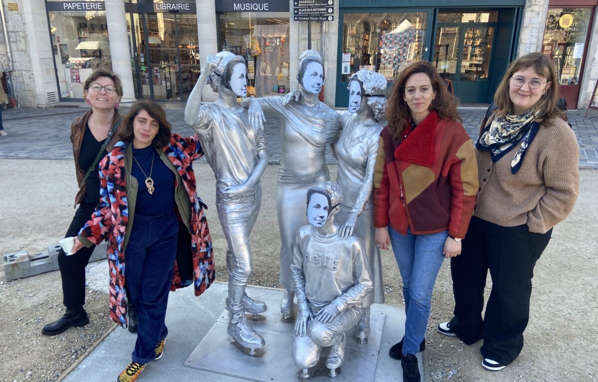 La statue de Jenny d'Héricourt entourée de (gauche à droite) Valérie Haller, adjointe à la maire de Besançon en charge de la Lutte contre les discriminations, droits des femmes, de sa créatrice Lily Reynaud-Dewar, d'Aline Chassagne, adjointe en charge de la Culture, et d'Élise Aebischer, adjointe en charge de l'Égalité femmes-hommes. © Alexane Alfaro