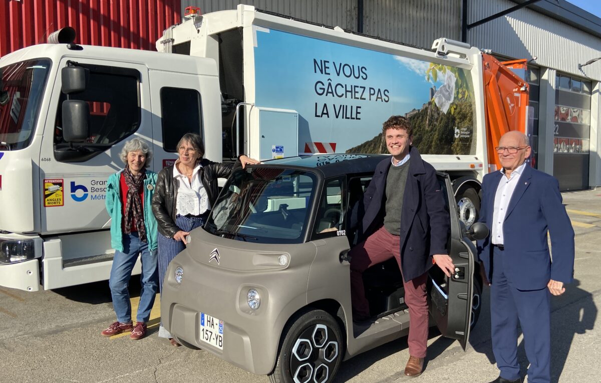 Annaick Chauvet, adjoint municipale déléguée à la Transition écologique, aux Bâtiments, au Parc automobile et logistique, Anne Vignot, présidente de GBM et maire de Besançon, Anthony Poulain, adjoint municipal délégué à la Transition écologique, Daniel Huot, vice-président de GBM délégué à la Gestion des déchets. © Alexane Alfaro